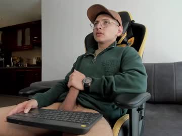 See A_lejandro_08 online Now @ freecams.uk