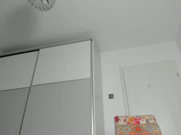 See Snow_flakee online Now @ freecams.uk